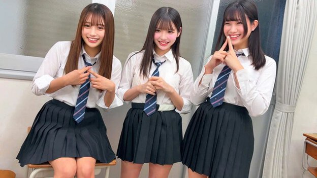 女子3人が制服姿で横に並び、胸元やネクタイに手を添えてからかうようにポーズを取る
